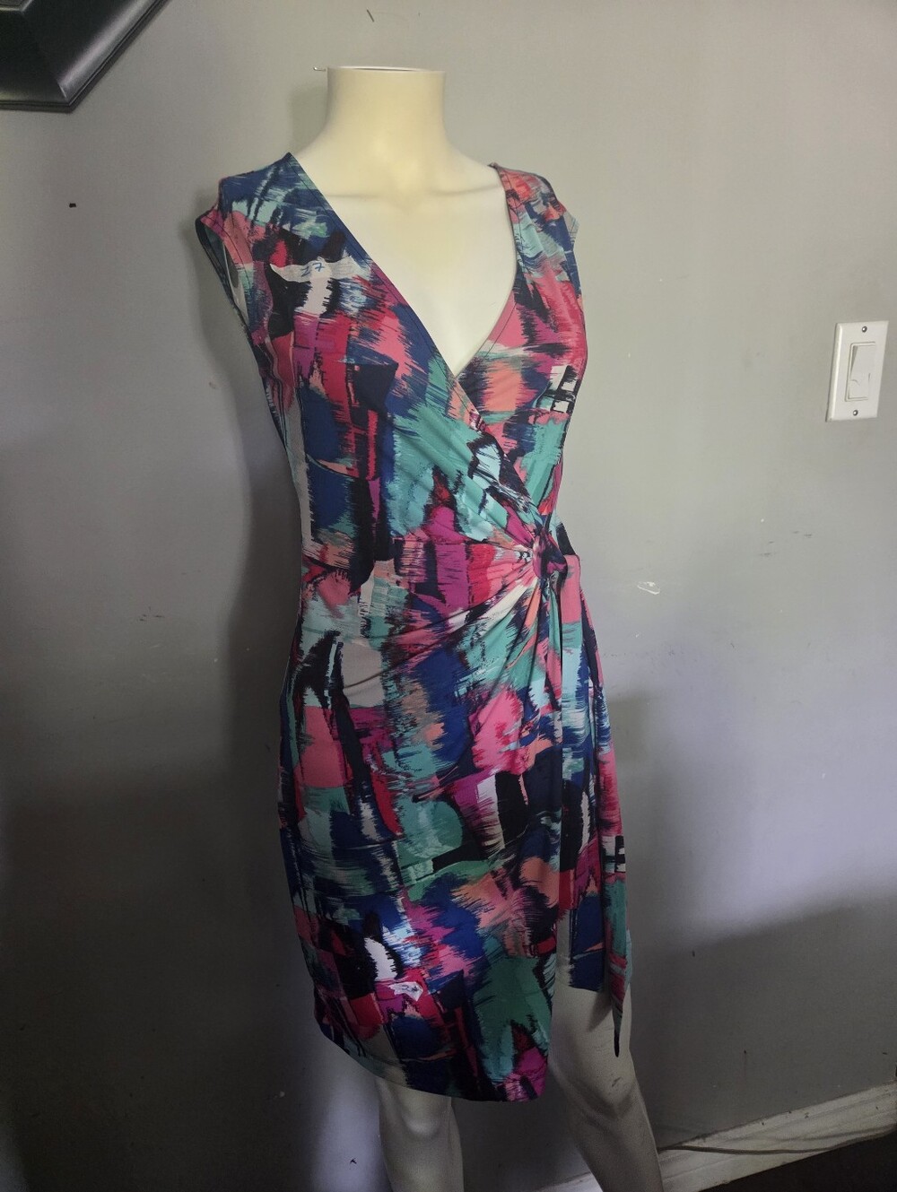 BCBGMaxazria Sleeveless V-Neck Abstract Print Wrap Dress in Teal & Pink